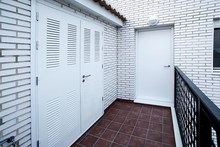 Puertas de lamas con ventilación